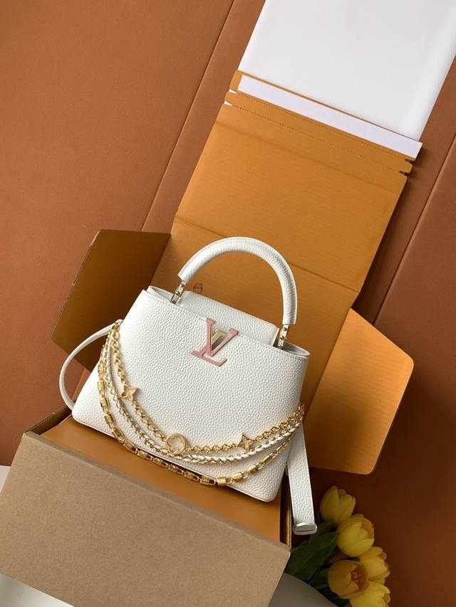 出厂价P 特级全钢 M12345 白色金 进口牛皮动态芯片 本款 Capucines Bb 手袋出自 Trilogy 系列，以 Taurillon 牛皮革和耀目