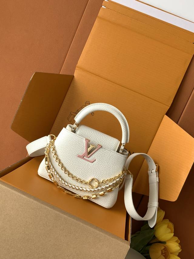 出厂价P 特级全钢 M11906 白色金 进口牛皮动态芯片 本款 Capucines Bb 手袋出自 Trilogy 系列，以 Taurillon 牛皮革和耀目