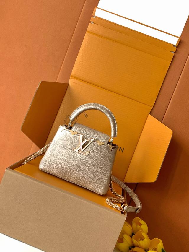 出厂价P M22436特级全钢五金 进口牛皮金属卡其金扣 本款 Capucines 迷你手袋出自 Flower Crown 系列，为考究构型融入贝壳质感 Mon