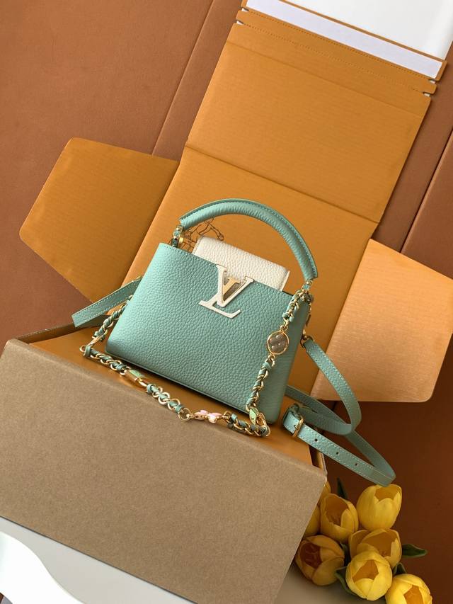 出厂价P 特级全钢五金 163C芯片版 进口牛皮 M23951绿配珍珠白金 Capucines Mini 手袋 由全粒面Taurillon进口皮革制成，并辅以鸵