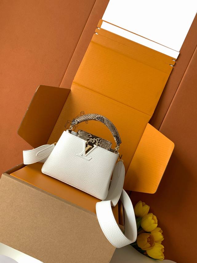 出厂价P 特级Mb芯片版原厂皮 Capucines 迷你 型号：M81410白配亮光色蟒蛇动态芯片版 材料：A级全钢五金，进口牛皮 包装：全套原厂免税Mb包装