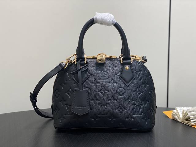 原单精品 M26409黑色 全皮压花贝壳包 Alma Bb 手袋 散发着巴黎人优雅气息的阿尔玛Bb Alma Bb 。光滑且非常柔软的House的Monogra