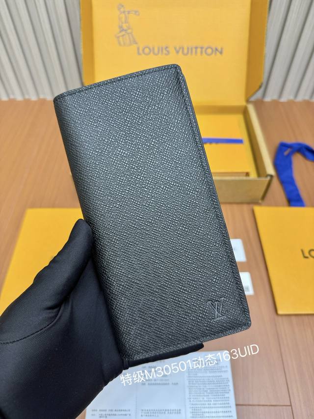 重磅大福利最新推出全钢钱夹系列 特级M30501 回馈新老客户163动态Uid 变码芯片. 尺寸：10X2X19厘米 长X宽X高 最新全套隔空包装礼品盒礼品袋外