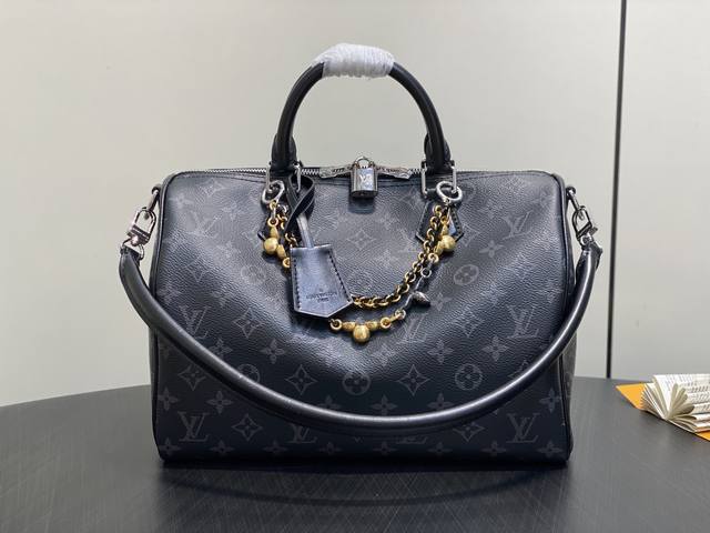 原单精品 M15102黑花 Speedy枕头包 本款 Speedy Soft 30 手袋 出自 Lv Ski 系列，以 Monogram Eclipse 帆布焕