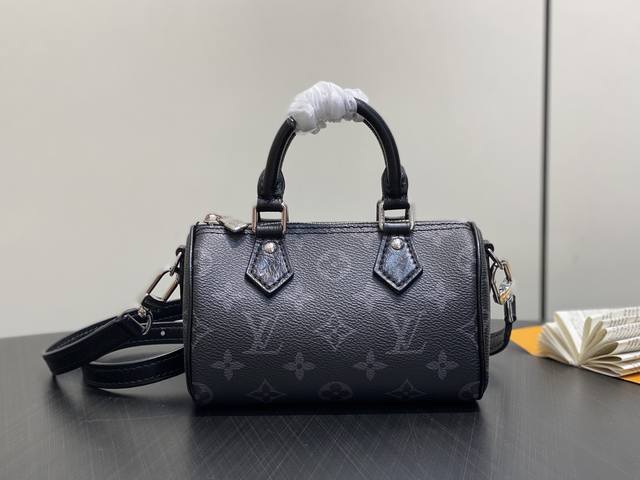 原单精品 M26573黑花 迷你Speedy枕头包 本款 Nano Speedy 手袋 采用帆布塑造玲珑构型，以Monogram Edipse图案传递优雅风尚，