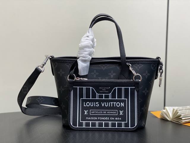 原单精品 M15210黑花黑色 双面购物袋 Neverfull Bandouliere Inside Out Bb 手袋本季演绎经典设计的双面版本，以标志性Mo