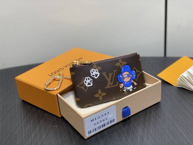 原单精品 M15341丝印 圣诞款老花钥匙包 Launch 钥匙袋 在Vb&N冬季旅行系列中重新诠释经典单品，展现出迷人的钥匙袋。签名字母画布材质。两个脚底印花