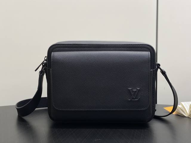 原单精品 M15265黑色 全皮男 差包 Boarding 邮差包 Boarding 邮差包取材轻质耐磨的蜡面牛皮革，为精巧构型搭配内外贴袋，便于妥善存放 8.