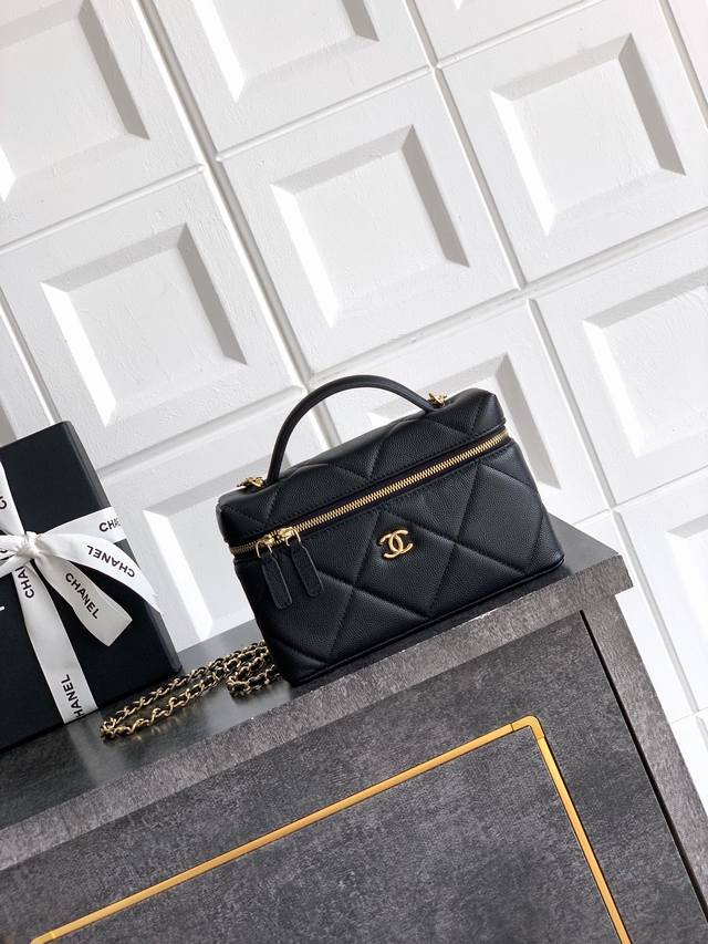 暗黑色 出口产品 Ohanel25K 大菱格牛皮Lp盒子包黑金！玩转Lp盒子包新款大菱格版本非常经典大气正面双C醒目又精致牛皮材质使用起来完全不娇气17X19.