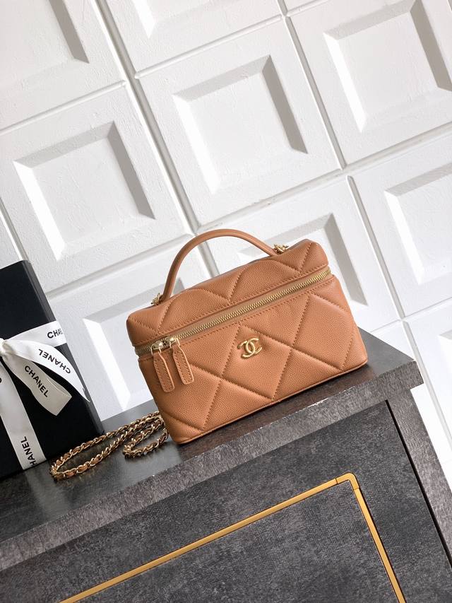 焦糖色 出口产品 Ohanel25K 大菱格牛皮Lp盒子包黑金！玩转Lp盒子包新款大菱格版本非常经典大气正面双C醒目又精致牛皮材质使用起来完全不娇气17X19.