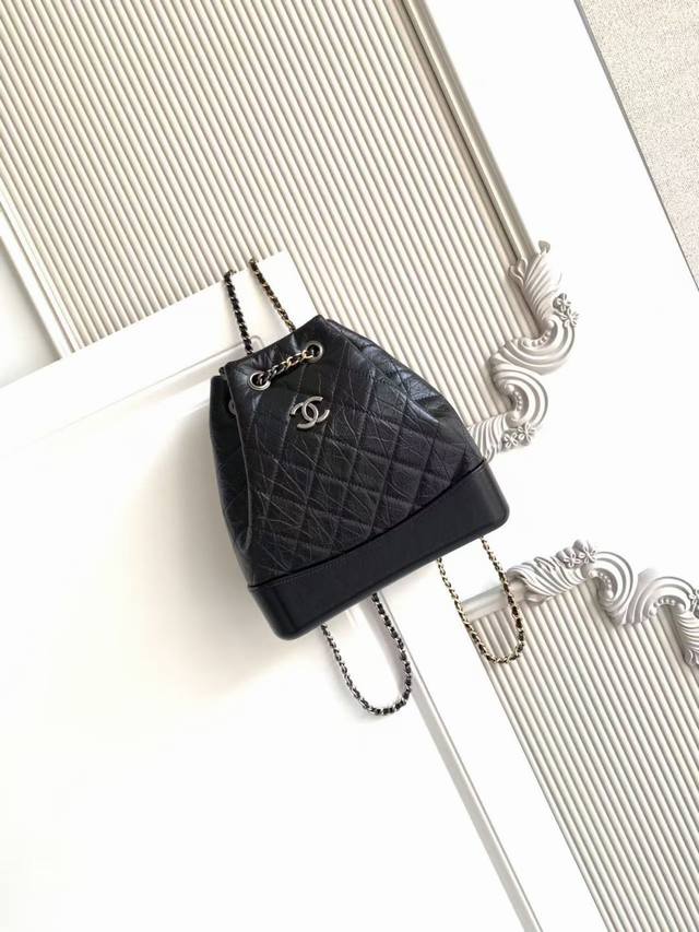 94485 Chanel 新款限量 金银链条复古背包 独家爆款 Chane*Cc Gabrielle 流浪背包 皮质、五金细节，风格完全对版。最新小香流浪款系列