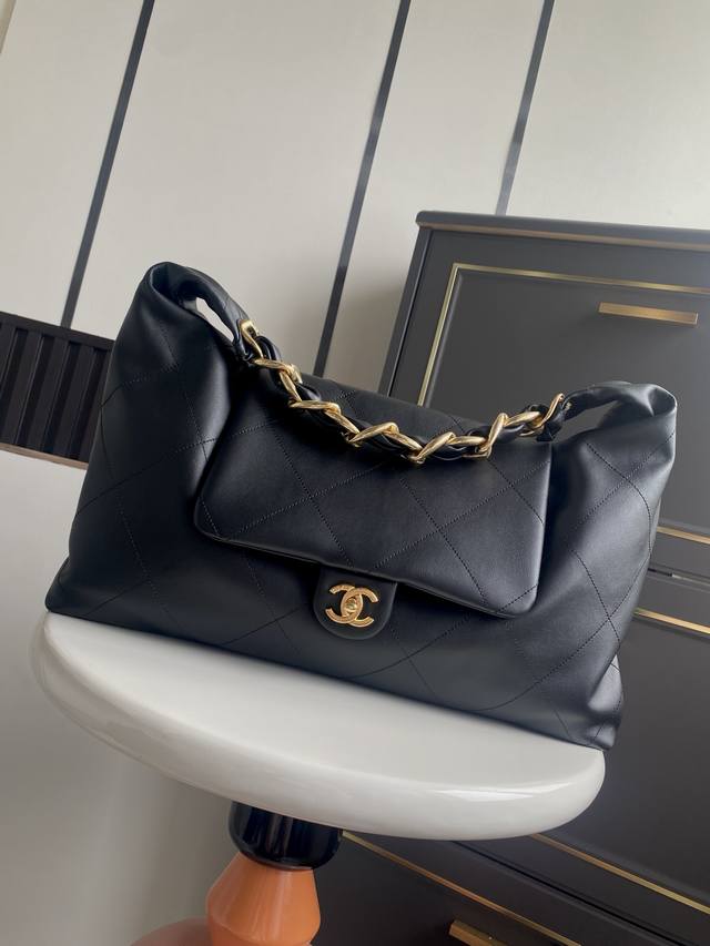 现货～横款Chanel 25K嬉皮Hobo包！秋冬走秀款Hobo Maxi气场全开男女通背的一款、亮面小牛皮的“细腻柔软”Hobo包形的“慵懒”粗链条的“酷飒”