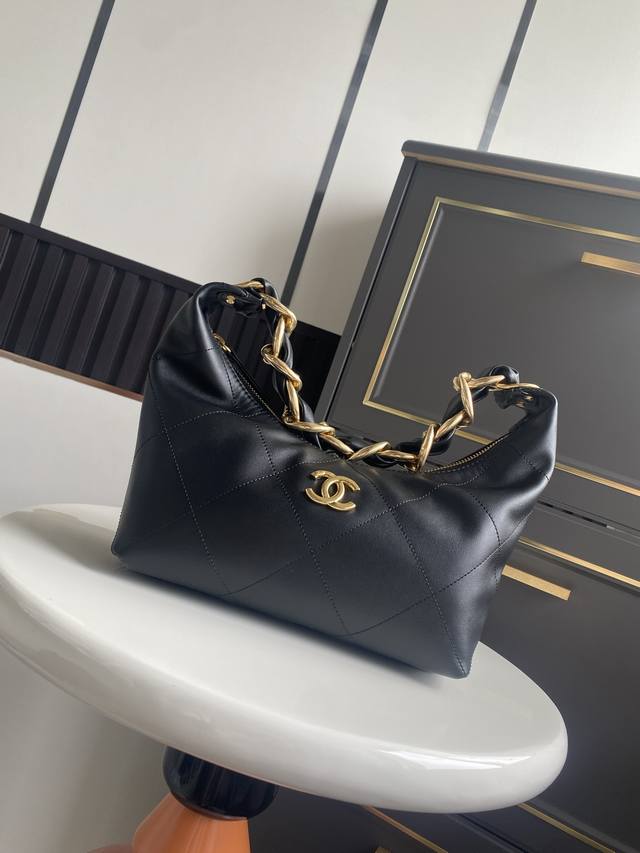 现货～ 大金链腋下黑色 专柜售价购入开发~ 火热上新隐藏款嬉皮包 细粒亮面小牛皮质感很 复古的设计简直是一匹黑马啊~ 简约又大气有种漫不经心的酷飒感， 可优雅可