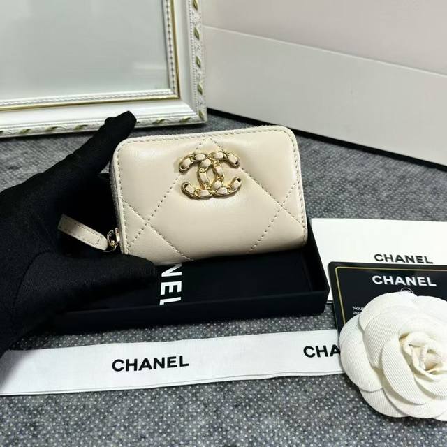 亏本价170、Chanel 19K非常重磅的标志性第一系列 超大菱格纹，穿链Cc扣～ 原版羊皮、卡包型号A 尺寸11*7.5*2.5