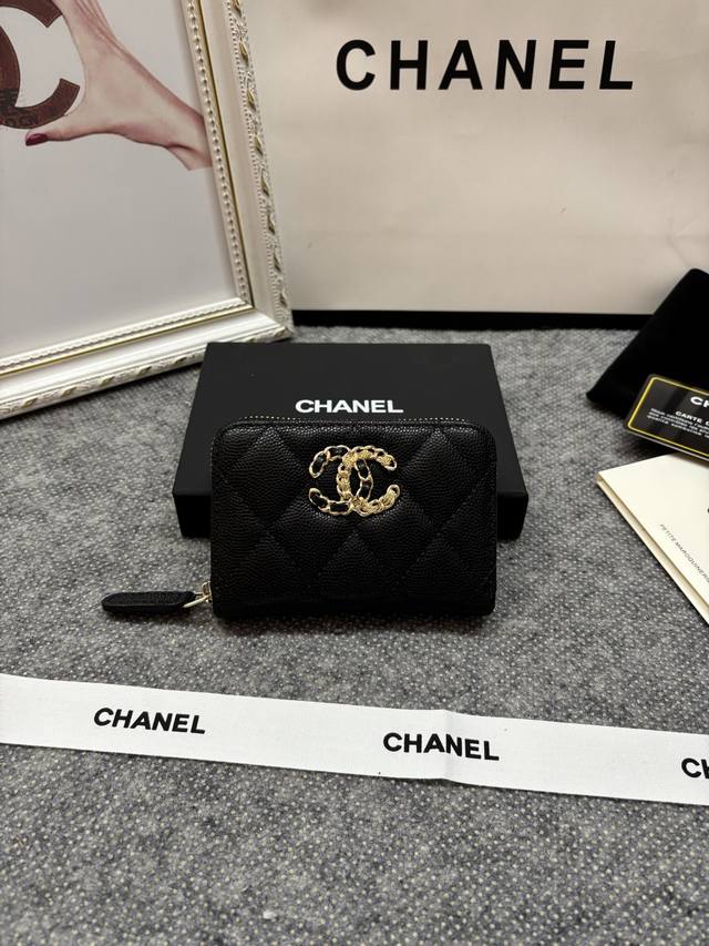 亏本价 、升级版 年秋冬新款 最新拉链款卡包12个颜色荔枝细球纹牛皮材质,Logo比之前的经典款的大,一半穿皮一半穿金链条设计,精致又特别这季主推系列，每个颜色