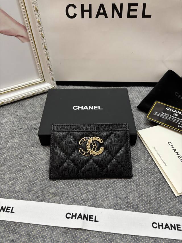 亏本价 升级版 年秋冬新款 最新款卡包12个颜色荔枝细球纹牛皮材质,Logo比之前的经典款的大,一半穿皮一半穿金链条设计,精致又特别这季主推系列，每个颜色都想入