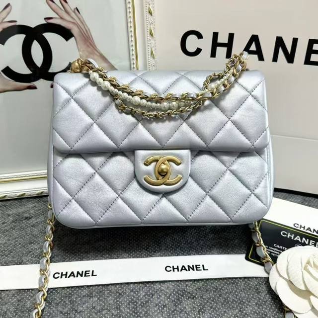 亏本价 、3个、新品到货珍珠方胖子 珍珠手腕 方胖子 专柜售价购入开发珍珠方胖子 美貌还是打败了实用~ 这珍珠手腕包谁不爱呢 上身惊艳还多了一丝小可爱 珍珠与链