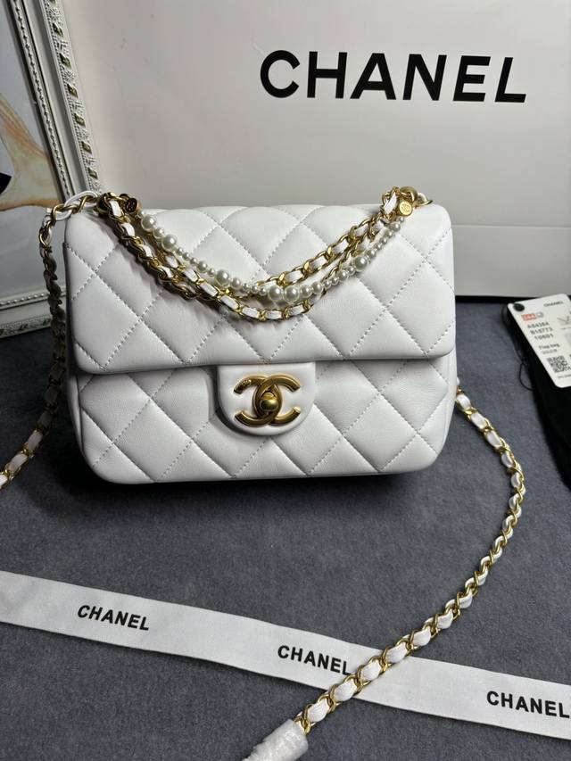 亏本价 、5个、新品到货珍珠方胖子 珍珠手腕 方胖子 专柜售价购入开发珍珠方胖子 美貌还是打败了实用~ 这珍珠手腕包谁不爱呢 上身惊艳还多了一丝小可爱 珍珠与链