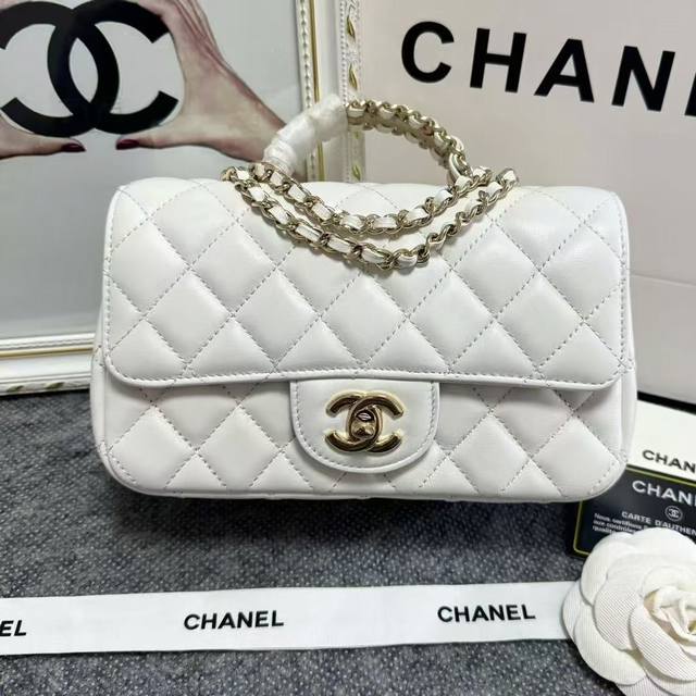 亏本价 、7个、钻石手提包 型号:小号As4140 尺寸：18×13×6.5Cm 、 最新系列：Cf手提系列。专柜限量抢购版，五金点缀手提 贵气临人，加上这次的