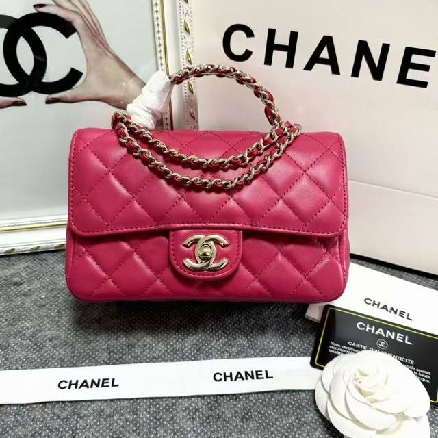 亏本价 、3个、钻石手提包 型号:小号As4140 尺寸：18×13×6.5Cm 、 最新系列：Cf手提系列。专柜限量抢购版，五金点缀手提 贵气临人，加上这次的