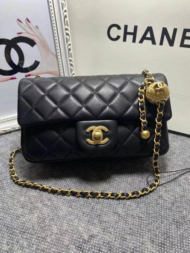 亏本价 、，As1786 As1787 Chane1专柜最新大金珠Cf款 真的是跑遍全球都很难买到 一包难求，实在太火太火了，加个金珠可以调节肩带长度 更加精致