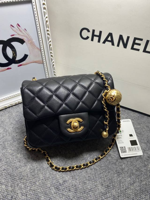 亏本价 、，As1786 As1787 Chane1专柜最新大金珠Cf款 真的是跑遍全球都很难买到 一包难求，实在太火太火了，加个金珠可以调节肩带长度 更加精致