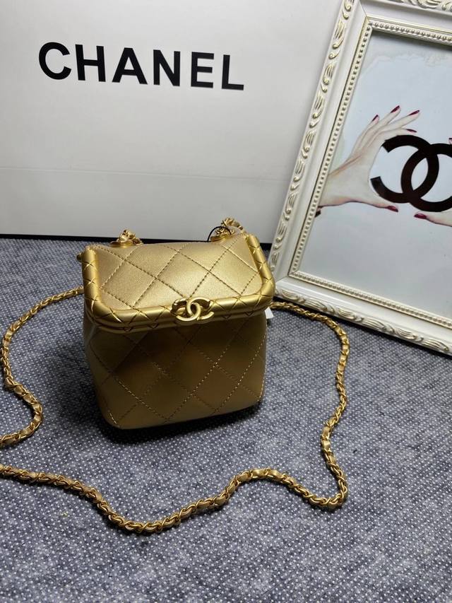 亏本价 、只有3个、 早秋高级手工坊系列Ohaenl 早秋爆款 Kiss Lock Bag这个款太啦，从走秀那一刻就心心念念哒！在搭配里更显高级品味！日常可爱都