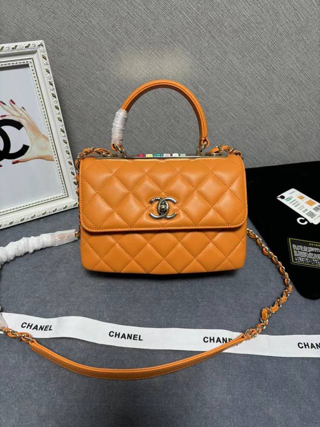 亏本价 、3个新款彩扣现货！三明治 经典款之Trendy Cc，欧洲原厂羊皮，意大利进口24K镀厚金钢锁，货源稀少，经常容易断货 整个包的手感与真品完美达成一小