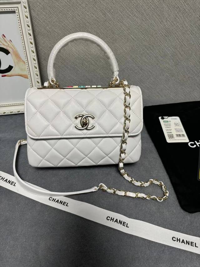 亏本价 、5个新款彩扣现货！三明治 经典款之Trendy Cc，欧洲原厂羊皮，意大利进口24K镀厚金钢锁，货源稀少，经常容易断货 整个包的手感与真品完美达成一小