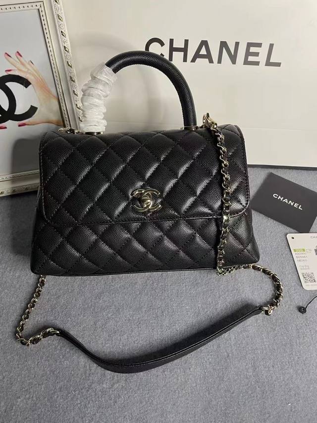 亏本价 、23P Chane1 型号 92990 口盖手提包 当季辣子鸡 炒鸡Nice ，Cocohandle经典款几乎是王炸新款添加了皮穿链装饰点缀更加软萌可