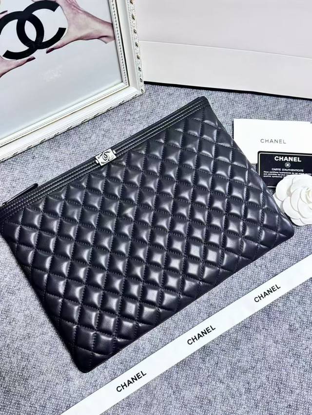 亏本价 、Chanel 爆款Ipad手拿包 采用法国进口原版羊皮：简单又不失大气 最重要的还是实用 皮质柔软细腻 手感舒服 容量可是非常大 小型号2231尺寸
