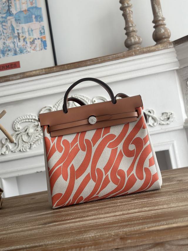 Hermers 爆款Herbag 31Cm 设计灵感来自马鞍袋， 包身是帆布材质，内缝 肩带和手提是皮质的， 外形和Kelly很像， 但是却比Kelly轻很多！