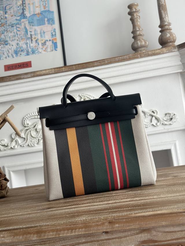 Hermers 爆款Herbag 31Cm 设计灵感来自马鞍袋， 包身是帆布材质，内缝 肩带和手提是皮质的， 外形和Kelly很像， 但是却比Kelly轻很多！