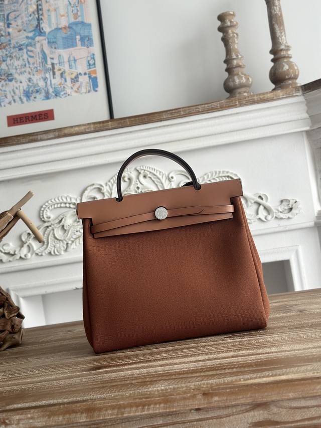 Hermers 爆款Herbag 31Cm 设计灵感来自马鞍袋， 包身是帆布材质，内缝 肩带和手提是皮质的， 外形和Kelly很像， 但是却比Kelly轻很多！