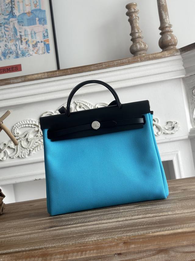 Hermers 爆款Herbag 31Cm 设计灵感来自马鞍袋， 包身是帆布材质，内缝 肩带和手提是皮质的， 外形和Kelly很像， 但是却比Kelly轻很多！