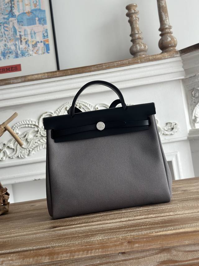 Hermers 爆款Herbag 31Cm 设计灵感来自马鞍袋， 包身是帆布材质，内缝 肩带和手提是皮质的， 外形和Kelly很像， 但是却比Kelly轻很多！