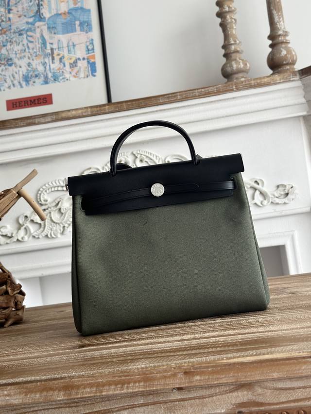Hermers 爆款Herbag 31Cm 设计灵感来自马鞍袋， 包身是帆布材质，内缝 肩带和手提是皮质的， 外形和Kelly很像， 但是却比Kelly轻很多！
