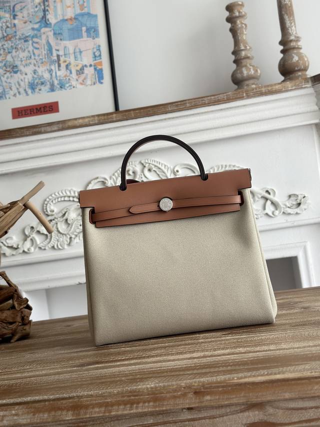 Hermers 爆款Herbag 31Cm 设计灵感来自马鞍袋， 包身是帆布材质，内缝 肩带和手提是皮质的， 外形和Kelly很像， 但是却比Kelly轻很多！