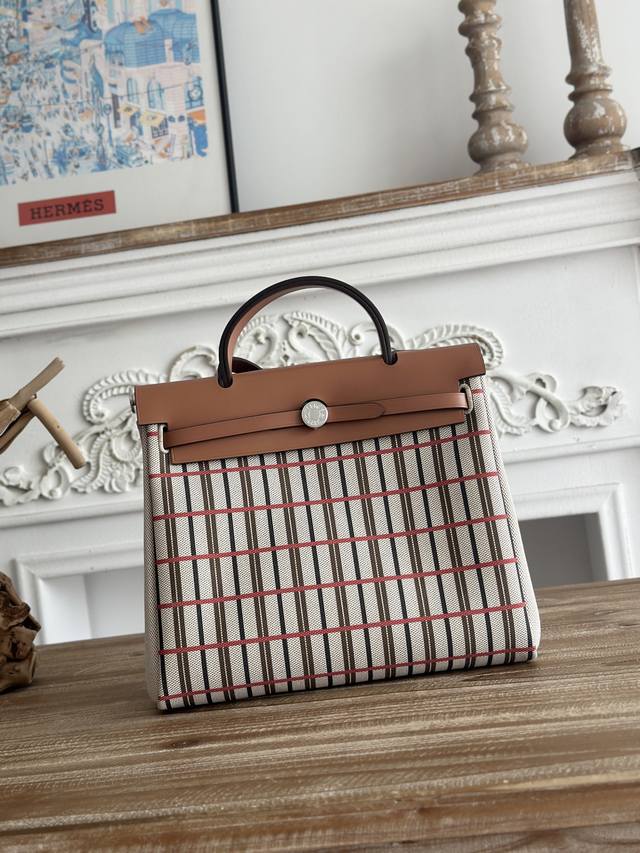 Hermers 爆款Herbag 31Cm 设计灵感来自马鞍袋， 包身是帆布材质，内缝 肩带和手提是皮质的， 外形和Kelly很像， 但是却比Kelly轻很多！