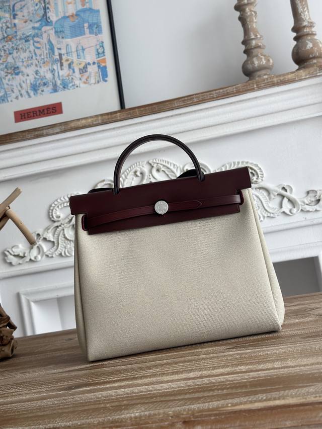 Hermers 爆款Herbag 31Cm 设计灵感来自马鞍袋， 包身是帆布材质，内缝 肩带和手提是皮质的， 外形和Kelly很像， 但是却比Kelly轻很多！