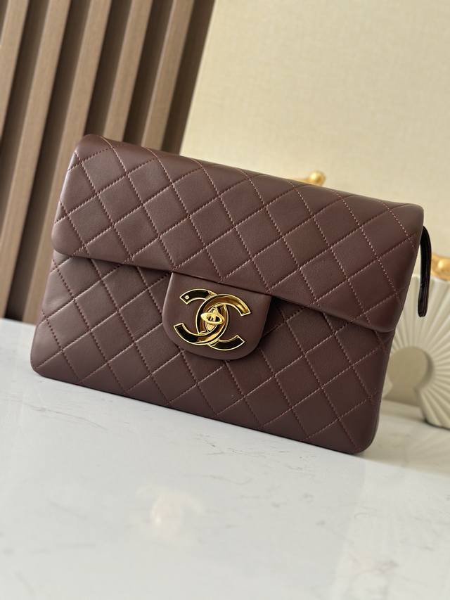 贝嫂同款 Chanel 绝版大金扣背包包 现货 Chanel Classic Flap Bag是1983年老佛爷接手Chanel后对香奈儿女士的设计稍作改动后重