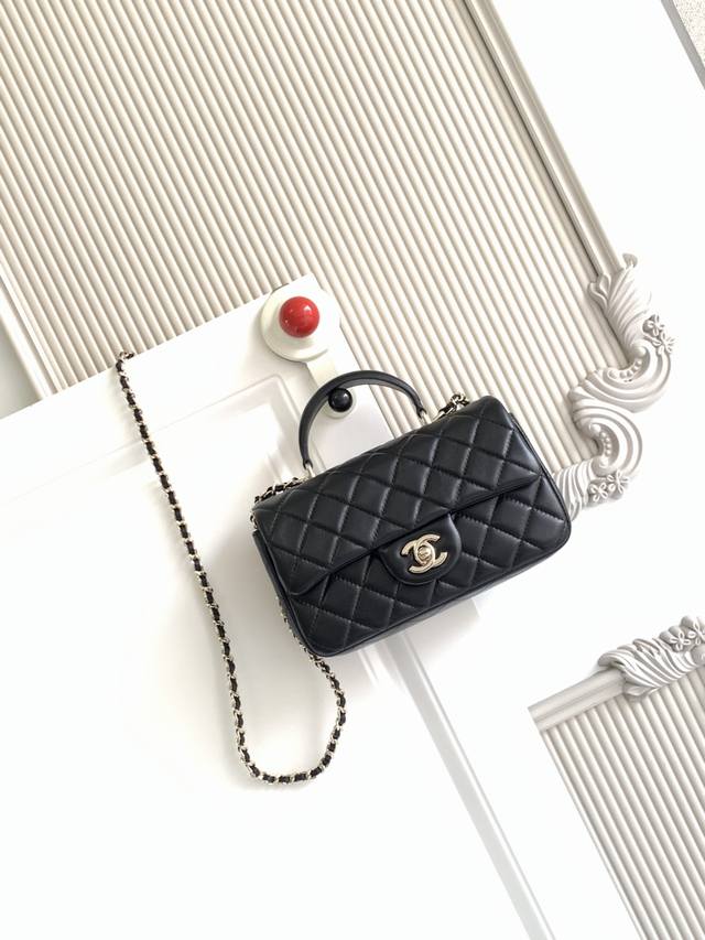 Chanel 21K最新Mini Cf Handle 手提包 As2431 经典菱格口盖包 饰以精致经典链子搭配手提，细腻羊皮：润饰手袋，脱颖而出，演绎永恒优雅