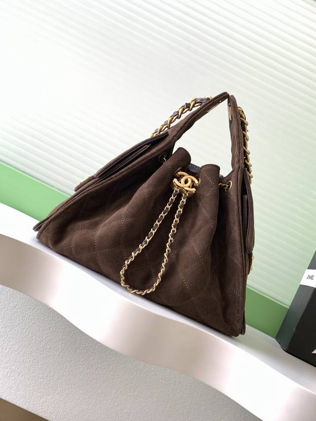 25K Bag磨砂皮 复古金币纽扣抽绳水桶包+菱格纹 经典链条设计，高级感十足！日常出行必备，外观精美，质感细腻，无论休闲装还是正式场合都能轻松驾驭 款号As5