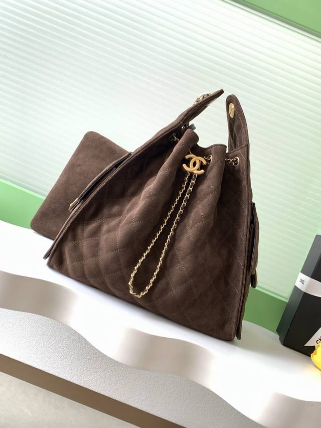 25K Bag磨砂皮 复古金币纽扣抽绳水桶包+菱格纹 经典链条设计，高级感十足！日常出行必备，外观精美，质感细腻，无论休闲装还是正式场合都能轻松驾驭 款号As5