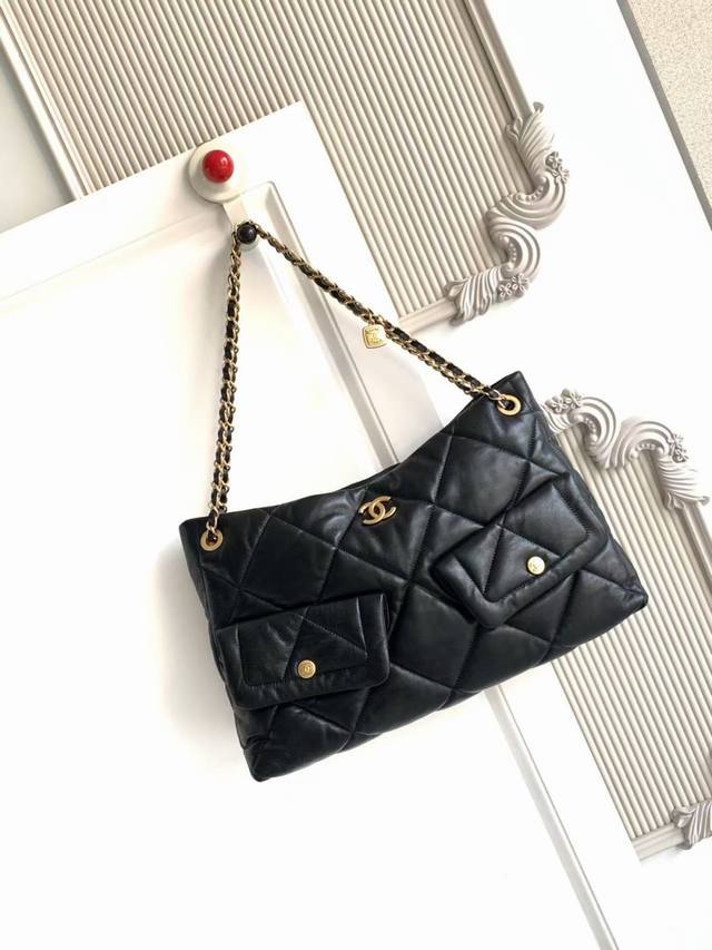 Chanel 25K不愧是香奈儿！真的太心动了！口袋放在正面，立刻让经典菱格多了一份机能感 复古大方，实物太精致了腋下背太实用了 容量大到可以装下日常所需的必备