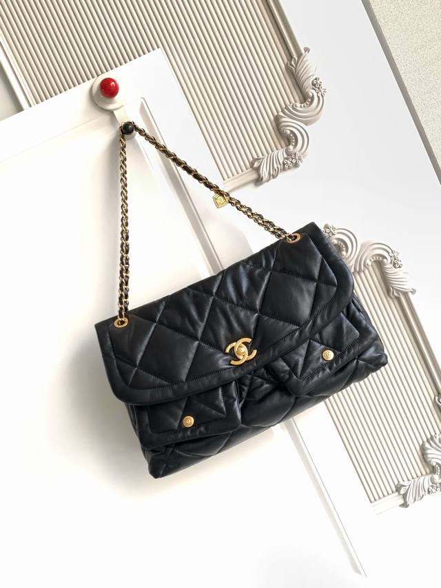Chanel25K 秋冬限量款购物袋 高级感拉满啦 As5727 真的太心动了 羊皮配金色金属 双口袋 链条复古吊坠更时尚 立刻让经典菱格复古大方 金色双C在大 Chanel25K 秋冬限量款购物袋 高级感拉满啦 As5727 真的太心动了 羊皮配金色金属 双口袋 链条复古吊坠更时尚 立刻让经典菱格复古大方 金色双C在大
