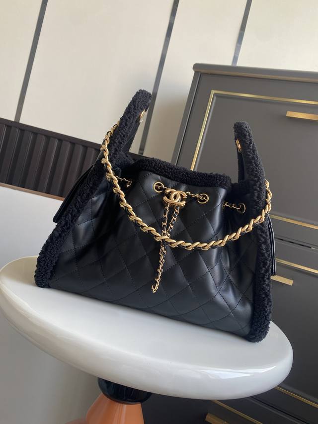 现货～ 秋冬走秀系列 25C 秋冬走秀款来了 这个购物袋别叫特别的是采用意大利进口牛皮材质 包边围绕秋冬特制毛毛装饰 单肩背特别好看 可以收缩的五金 尽显别致