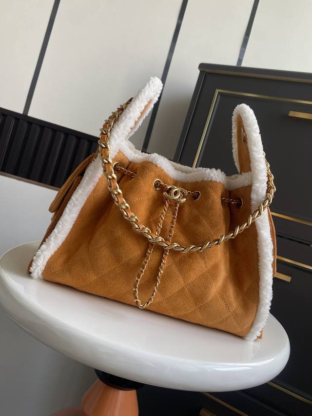 现货～ 秋冬走秀系列 25C 秋冬走秀款来了 这个购物袋别叫特别的是采用意大利进口牛皮材质 包边围绕秋冬特制毛毛装饰 单肩背特别好看 可以收缩的五金 尽显别致