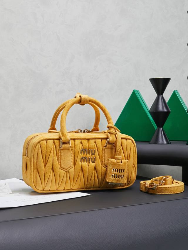 新版本：5Bb142，M家新款保龄球包包，官网主推，今年绝对爆款式，顶级进口小羊皮，Miu家独具风格Matelasse图案，包身精致立体有型，正面刻字徽标与皮革
