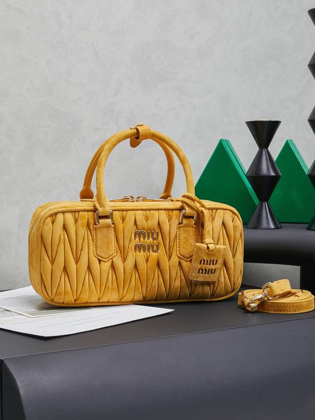 5Bb148，Miu家新款保龄球包包，官网主推，今年绝对爆款式，顶级进口小羊皮，Miu家独具风格Matelasse图案，包身精致立体有型，正面刻字徽标与皮革颜色